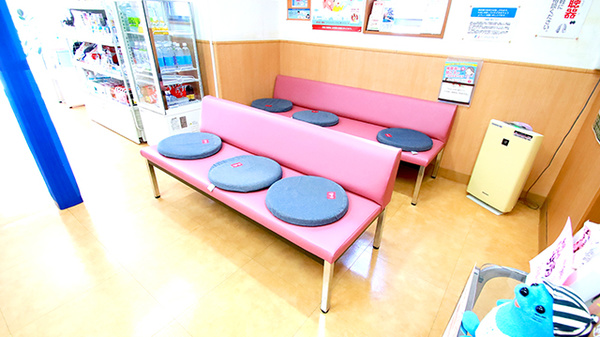 幸生堂薬局 寝屋川店の待合スペース
