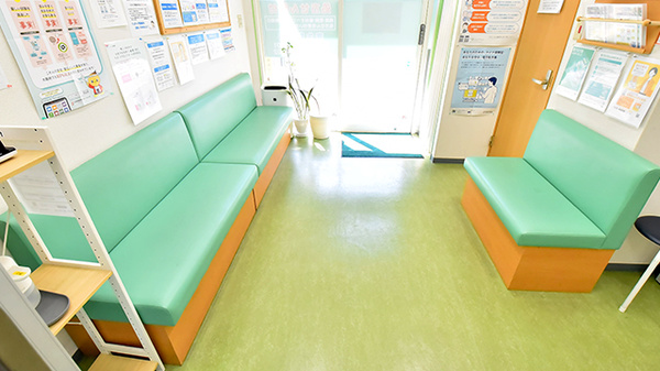 幸生堂薬局 寺田町店の待合スペース