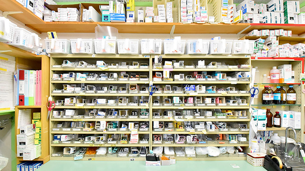 幸生堂薬局 羽衣店の薬棚