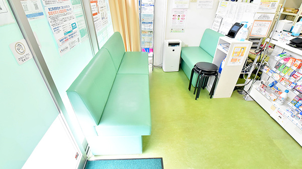 幸生堂薬局 松原岡店の待合スペース