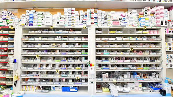 幸生堂薬局 川西店の薬棚