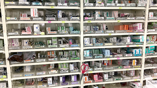フィットケアデポ　市ヶ尾店薬局の薬棚