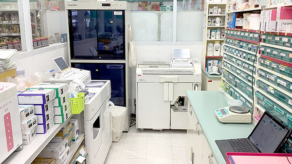 フィットケアデポ　岸根店薬局の調剤室