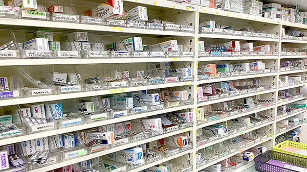 フィットケアデポ　岸根店薬局の薬棚