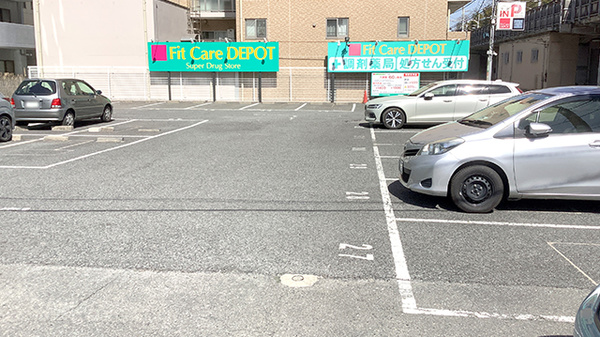 フィットケアデポ　岸根店薬局の駐車場