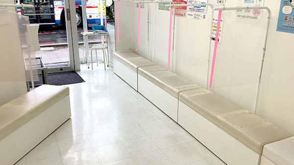 フィットケアエクスプレス　鶴見西口店薬局の待合スペース