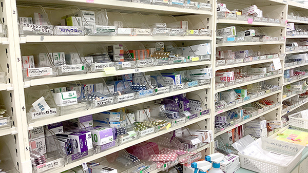 フィットケアエクスプレス　鶴見西口店薬局の薬棚