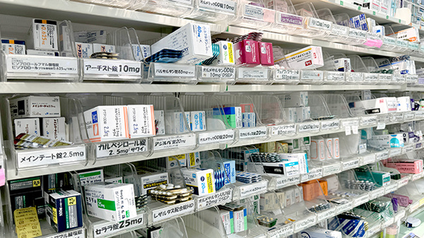 フィットケアデポ　ペペＢ１店薬局の薬棚