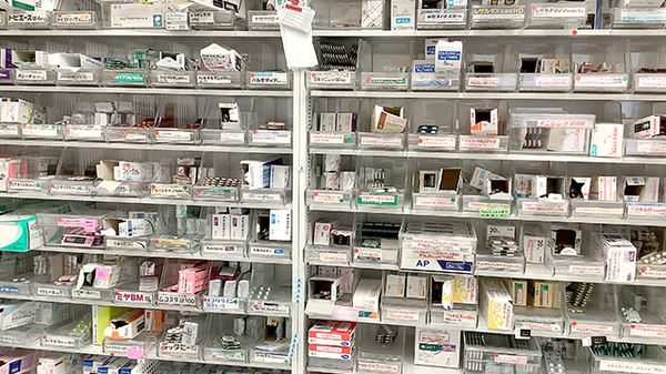 北小岩薬局5丁目店の薬棚