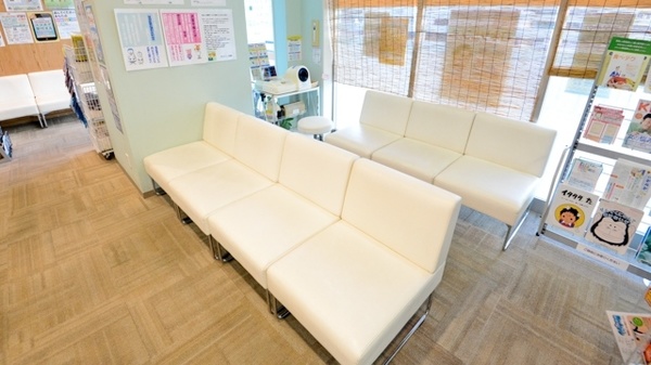芥川ケアーズ薬局の待合スペース