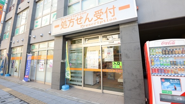 芥川ケアーズ薬局の入口