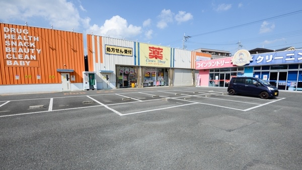 奈佐原ケアーズ薬局の駐車場