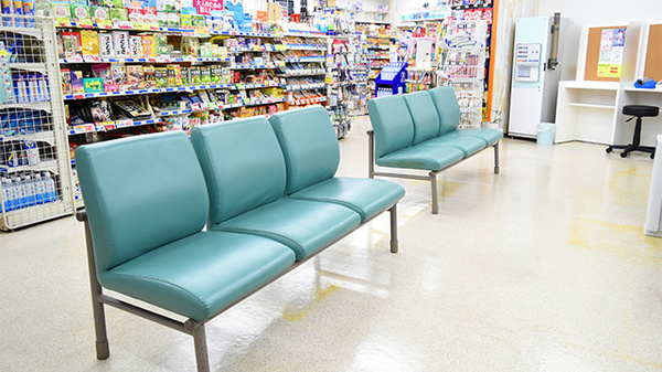 富田駅前ケアーズ薬局の待合スペース