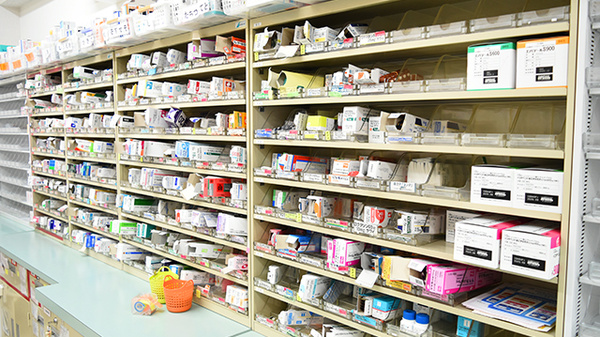 富田駅前ケアーズ薬局の薬棚