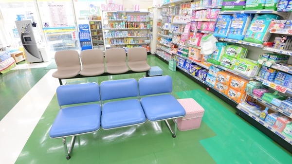 栄町ケアーズ薬局の待合スペース
