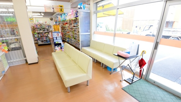 川添ケアーズ薬局の待合スペース
