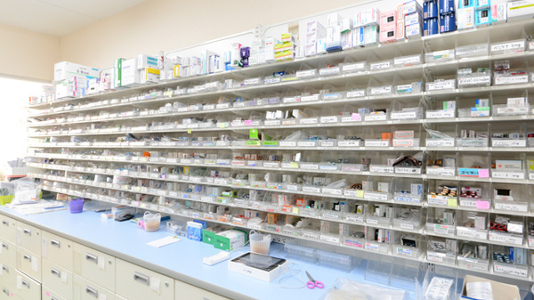 川添ケアーズ薬局の薬棚