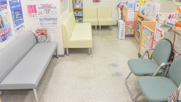 千里丘駅前ケアーズ薬局の待合スペース