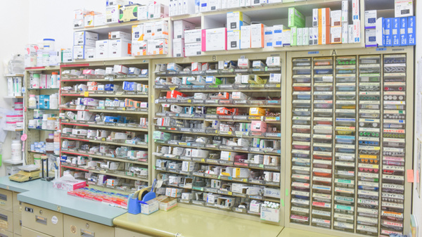 千里丘駅前ケアーズ薬局の薬棚