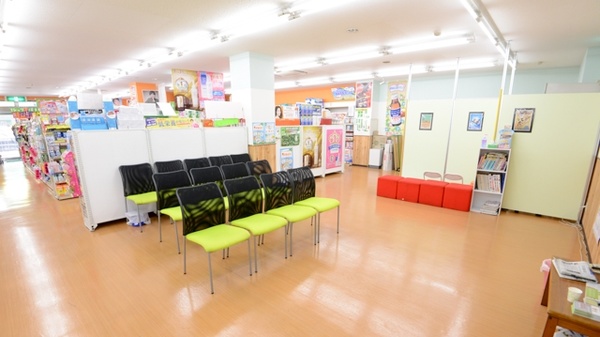 寝屋川ケアーズ薬局の待合スペース
