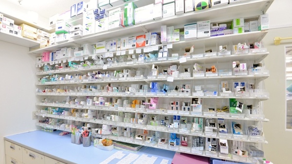 寝屋川ケアーズ薬局の薬棚