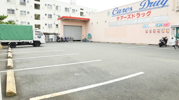 長岡今里ケアーズ薬局の駐車場