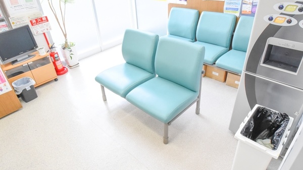 長岡今里ケアーズ薬局の待合スペース