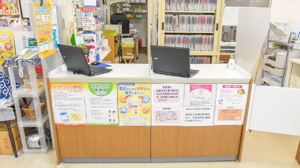 長岡今里ケアーズ薬局の受付/カウンター