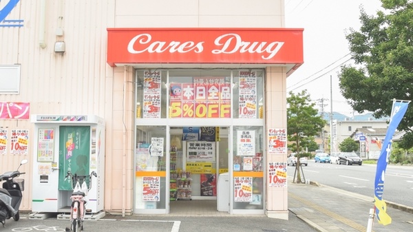 長岡今里ケアーズ薬局の入口