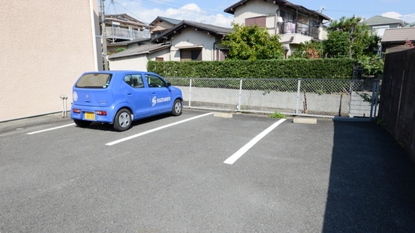 安岡寺みどり薬局の駐車場