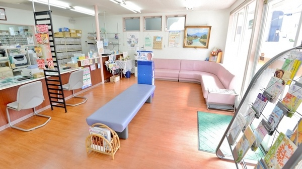 安岡寺みどり薬局の待合スペース