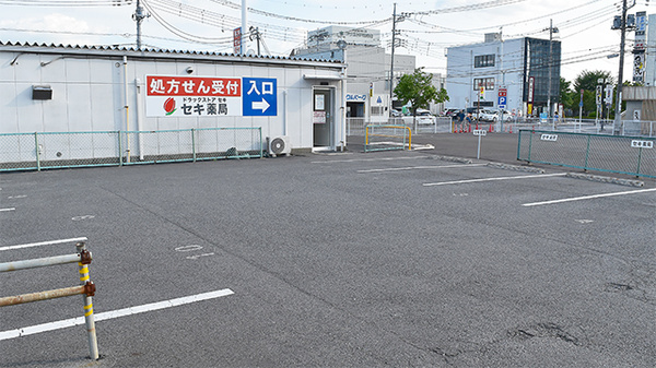 セキ薬局　高野台店の駐車場