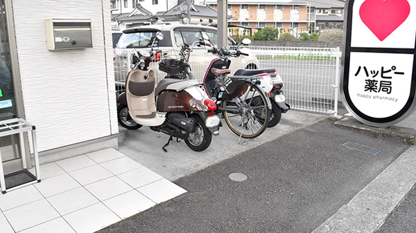 ハッピー薬局　石手白石店の駐輪場