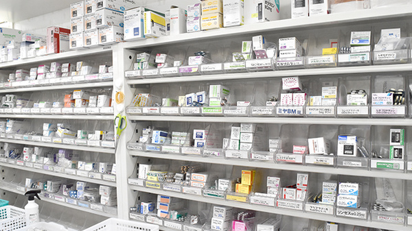 ハッピー薬局　衣山店の薬棚