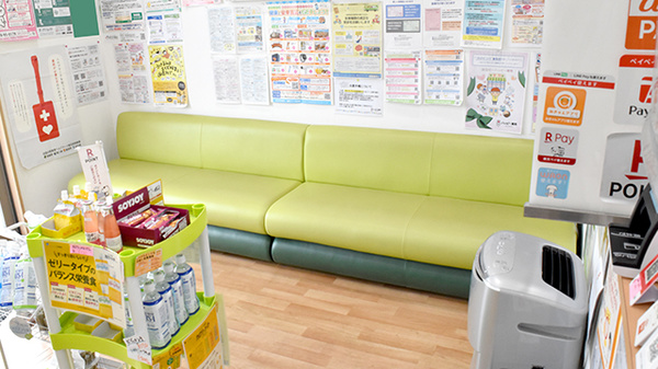 ハッピー薬局　北梅本店の待合スペース