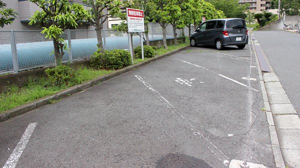 ドラッグセイムス　湘南台薬局の駐車場