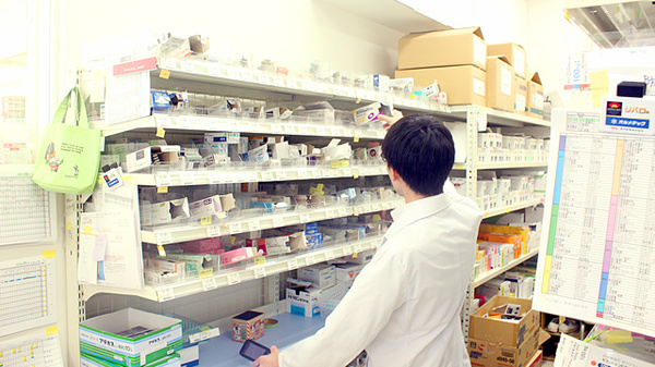 ドラッグセイムス　戸田新曽薬局の作業風景