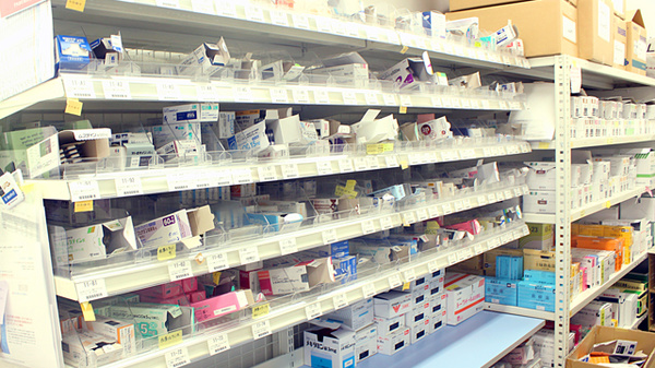 ドラッグセイムス　戸田新曽薬局の薬棚