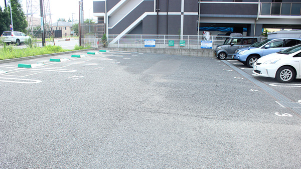 ドラッグセイムス　戸田新曽薬局の駐車場