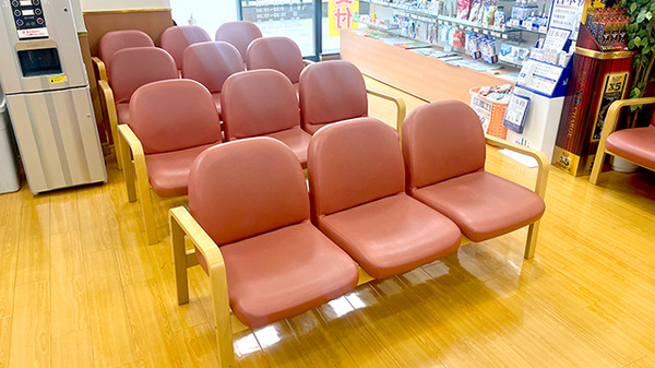 セイムス小田急相模原駅前薬局の待合スペース
