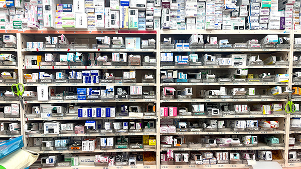 セイムス小田急相模原駅前薬局の薬棚