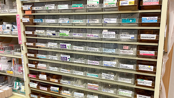 ポスト薬局の薬棚