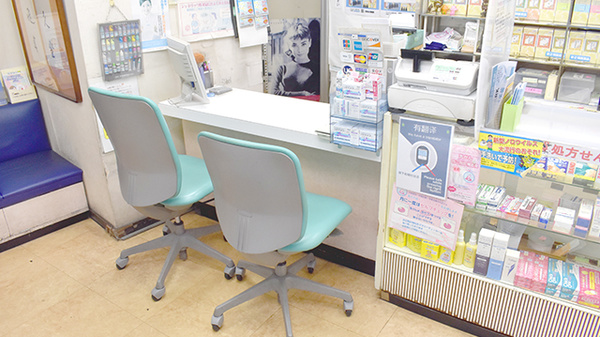 五番街ファーマシー　横浜駅西口本店の受付/カウンター