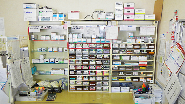 ニック調剤薬局　はやと店の薬棚
