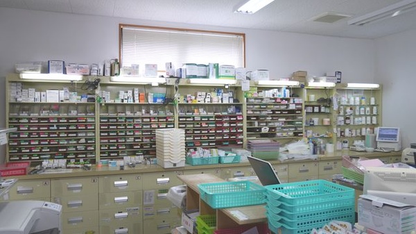 しなの薬局　中央店の薬棚