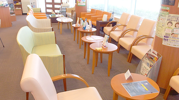 しなの薬局　新通店の待合スペース