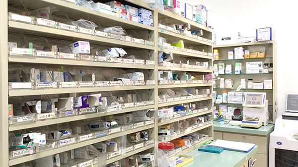 エルム薬局川西店の薬棚