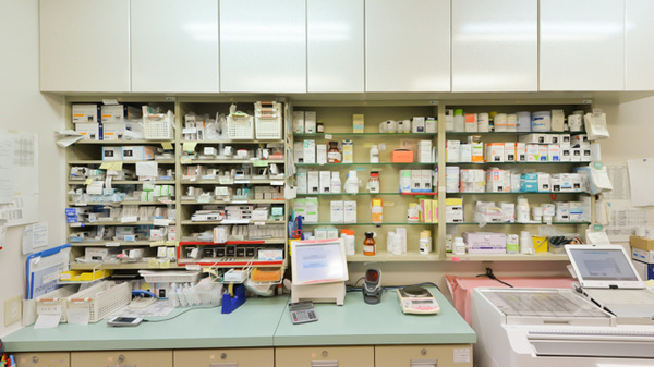 フタツカ薬局　西脇和布店の薬棚