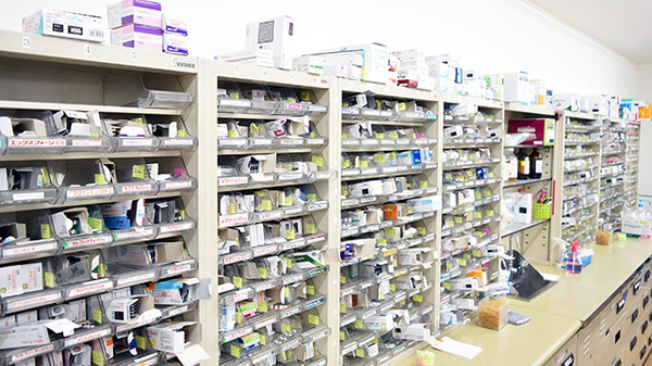 あけぼの薬局　昭和町店の薬棚