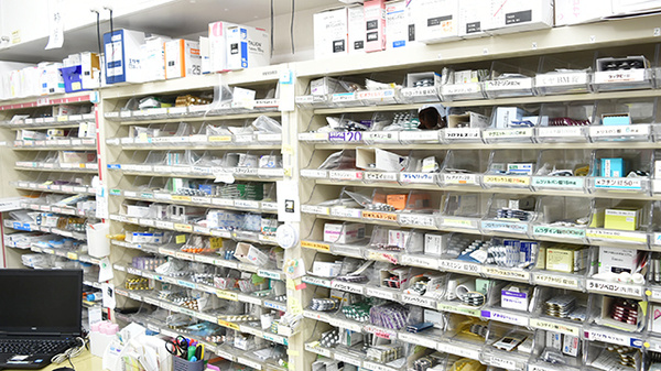 あけぼの薬局　桃谷店の薬棚